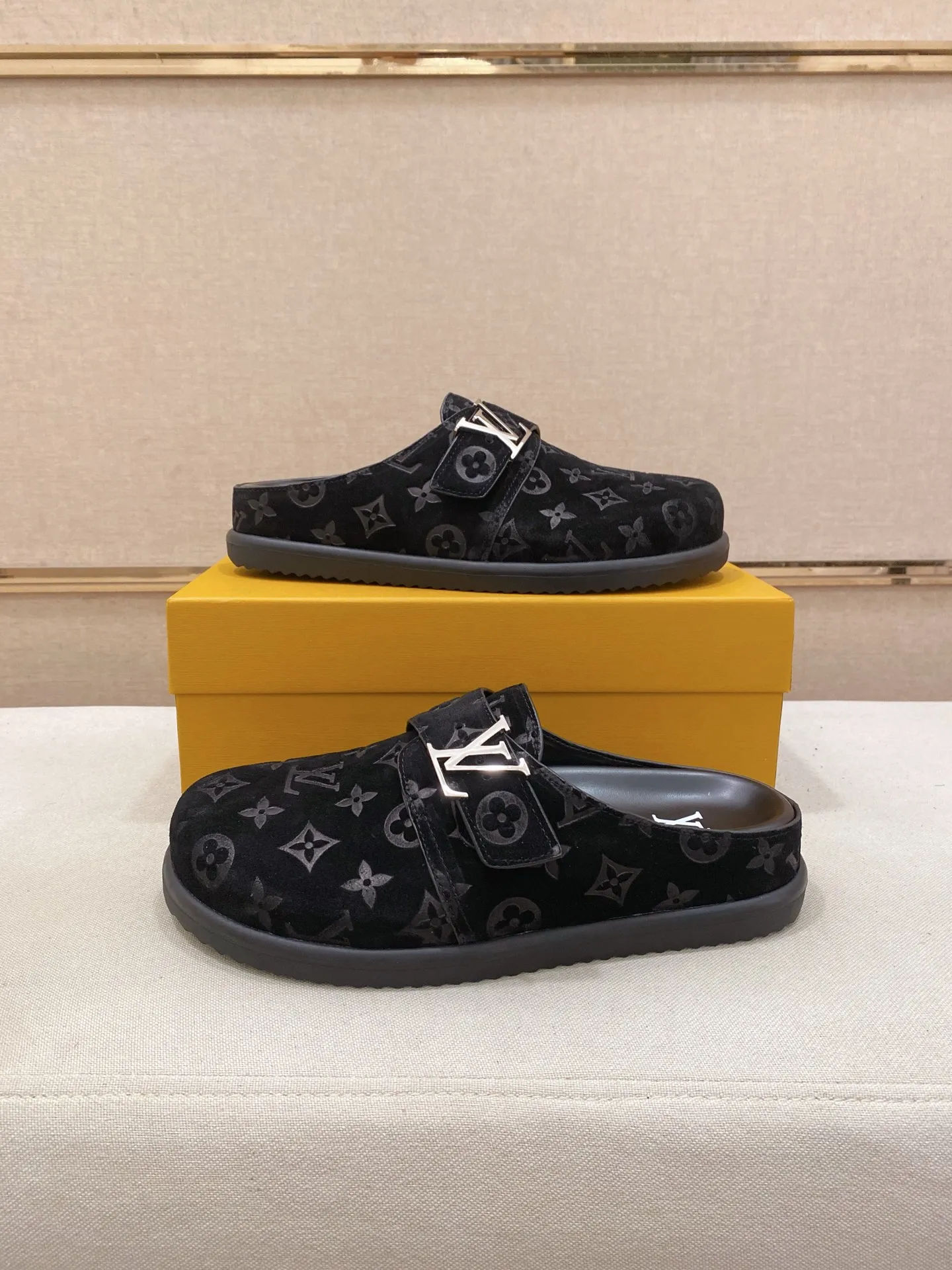 Men's shoes💰: 220💰38-45, LV Easy 2025 new men's casual sandals and slippers, made of suede cow leather, with Monogram pattern to highlight the trendy style. Adjustable straps illuminated with LV letters, while a resilient insole and micro outsole provide lightweight comfort. Made of suede cow leather with embossed Monogram pattern and brand element metal hardware✅Adjustable straps➕Tough insole‼ ️Micro outsole. Comfortable and easy to wear‼ ️